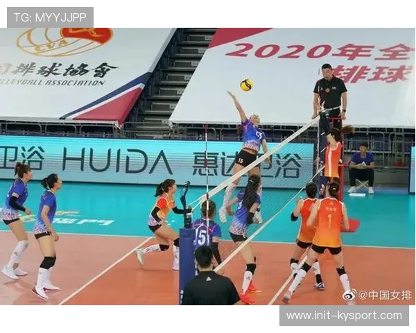 安州中学女垒与国家队同场训练学习投手变节奏技巧 安州中学女垒与国家队同场训练学习投手变节奏技巧